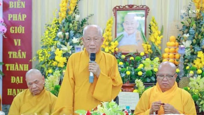 Trưởng lão Hòa thượng Thích Như Niệm ban đạo từ