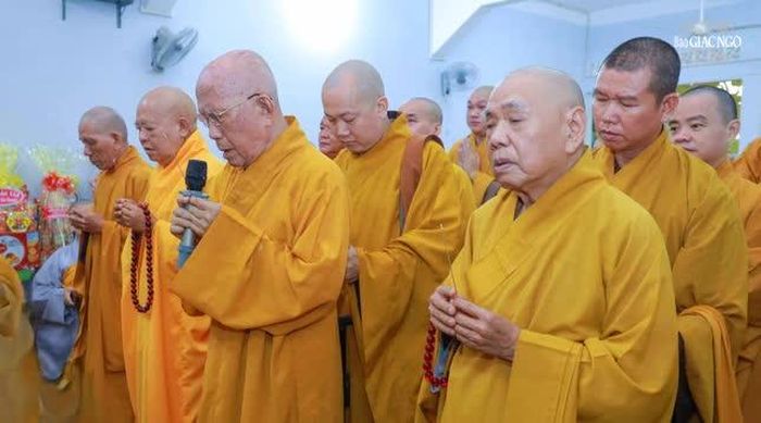 Chư tôn giáo phẩm thắp hương tưởng niệm Giác linh Ni trưởng Thích nữ Như Ngọc