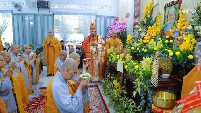 Môn đồ đệ tử dâng phạn thực cúng dường trong khóa lễ cung tiến Giác linh Ni trưởng
