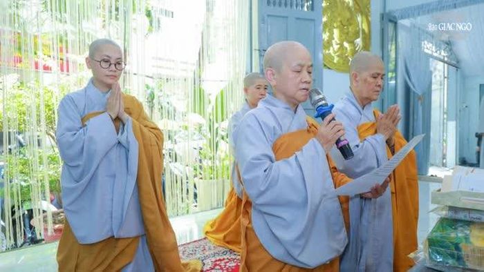 Ni sư Thích nữ Như Trí dâng lời tác bạch cúng dường