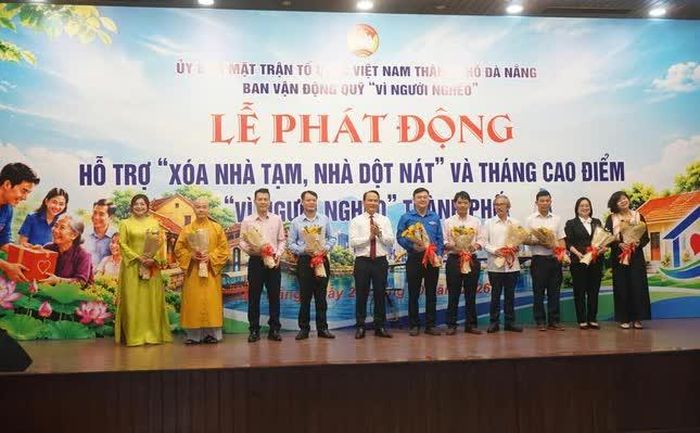 Tặng hoa tri ân các cơ quan, đơn vị, tổ chức, cá nhân, nhà hảo tâm hỗ trợ chương trình “Xóa nhà tạm, nhà dột nát” và tháng cao điểm “Vì người nghèo” năm 2026