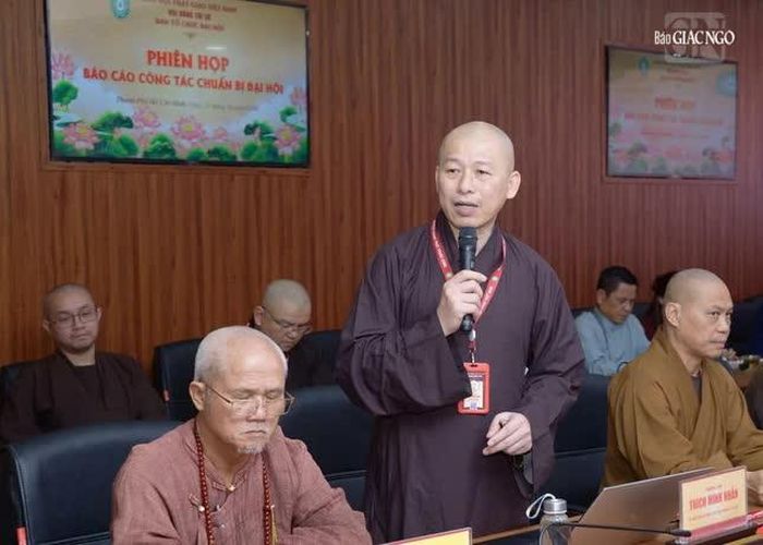 Thượng tọa Thích Minh Nhẫn báo cáo các công tác cần sự hỗ trợ chuẩn bị Đại hội