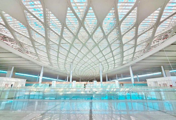Mái lấy sáng khu vực trung tâm nhà ga hành khách đẹp, ấn tượng.