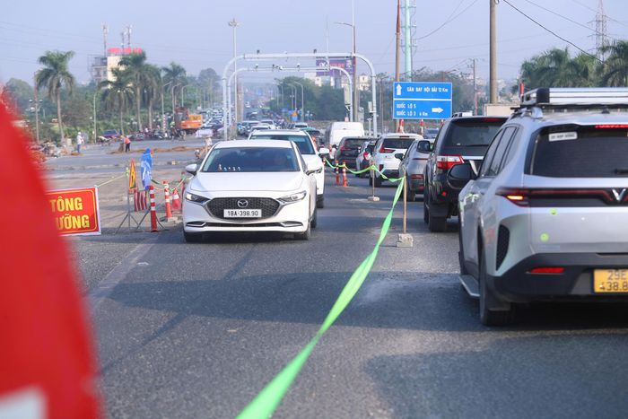 Thường xuyên di chuyển qua cầu Thăng Long, anh Nguyễn Xuân Thắng (Đông Anh, Hà Nội) nhận thấy tình trạng ùn tắc kéo dài đã giảm, dù phương tiện vẫn đông vào giờ cao điểm. Anh mong lực lượng chức năng duy trì phân luồng, hướng dẫn giao thông và công trình trạm cân tự động sớm hoàn thành để việc đi lại của người dân thuận lợi hơn.