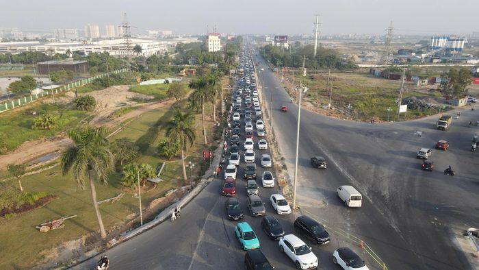 Nhiều phương án tổ chức giao thông được Sở Xây dựng Hà Nội ban hành nhằm điều tiết dòng xe, hạn chế ùn ứ tại khu vực thi công trạm cân tự động trên cầu Thăng Long.