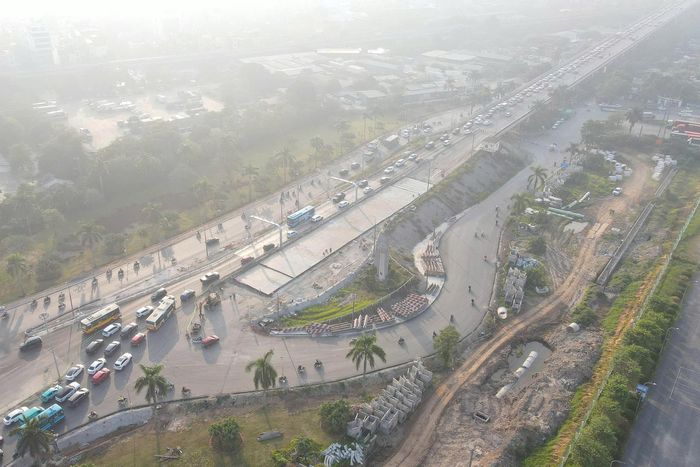 Là cửa ngõ kết nối Hà Nội với các địa bàn phía Bắc, khu vực đầu cầu Thăng Long thường xuyên có mật độ phương tiện cao. Trong khi đó, mặt bằng thi công trạm cân tự động bị hạn chế, khiến không gian lưu thông thu hẹp và gia tăng áp lực điều tiết giao thông.