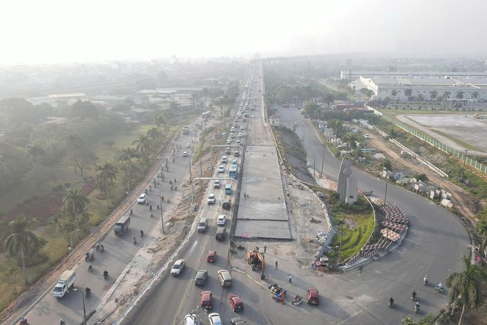 Theo Ban Duy tu các công trình hạ tầng giao thông Hà Nội, sau khi tiếp nhận phản ánh về tình trạng ùn tắc, đơn vị đã phối hợp với lực lượng chức năng tăng cường nhân lực phân luồng, hướng dẫn phương tiện qua khu vực. Nhờ đó, giao thông đã cải thiện so với thời điểm trước. Ùn ứ vẫn xuất hiện vào giờ cao điểm, song chủ yếu mang tính cục bộ; các phương tiện di chuyển chậm nhưng cơ bản ổn định theo hướng dẫn của lực lượng chức năng. Chủ đầu tư và nhà thầu đang đẩy nhanh tiến độ thi công, phấn đấu hoàn thành trạm cân tự động vào ngày 31/10/2026. Trong thời gian này, các lực lượng chức năng sẽ tiếp tục theo dõi sát tình hình giao thông, đặc biệt vào giờ cao điểm, kịp thời phát hiện bất cập và điều chỉnh phương án tổ chức giao thông phù hợp với lưu lượng phương tiện thực tế.