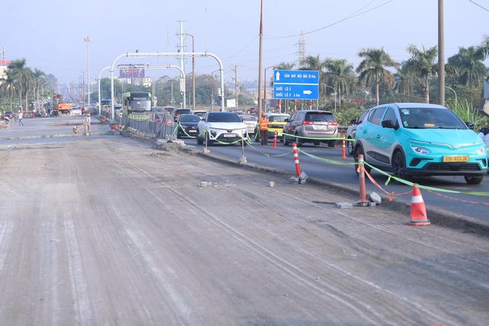 Sau khi tiếp nhận phản ánh về tình trạng ùn tắc kéo dài tại khu vực đầu cầu phía Bắc cầu Thăng Long, Ban Duy tu các công trình hạ tầng giao thông Hà Nội đã phối hợp với lực lượng chức năng tăng cường phân luồng, hướng dẫn phương tiện, ông Đàm Quang Bảo, Giám đốc Ban cho biết.