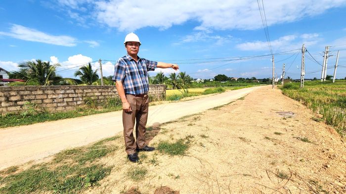Ông Trần Văn Bạn, Trưởng thôn Hữu Mục (xã Tân Yên, thành phố Bắc Ninh) bên cạnh con đường đã được tôn nền mở rộng chờ bê tông đổ mặt.
