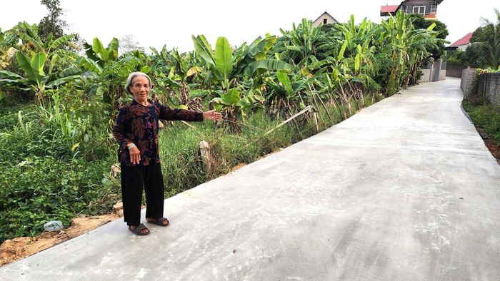 Bà Trương Thị Vân (78 tuổi, trú tại tổ dân phố Vân Sơn) phấn khởi khi con đường rộng 3,5m vừa được đổ bê tông thay thế đường đất rộng 1,5m chạy qua nhà mình.
