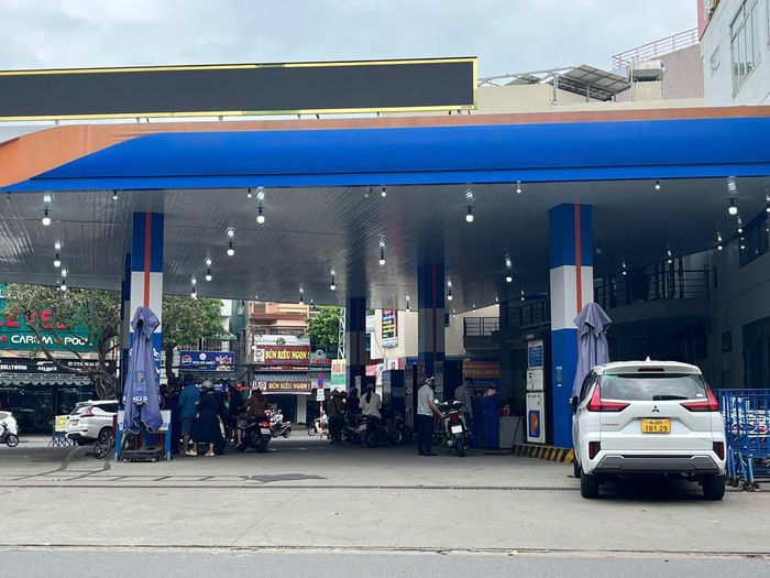 Giá xăng tại tỉnh Quảng Nam (cũ) cao hơn TP Đà Nẵng (cũ) vì chênh lệch về chi phí vận chuyển, logistics và phân loại địa bàn Vùng 1 - Vùng 2 theo quy định pháp luật.