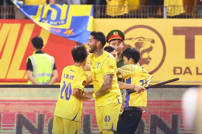 SLNA đặt mục tiêu 3 điểm trước HAGL. 
