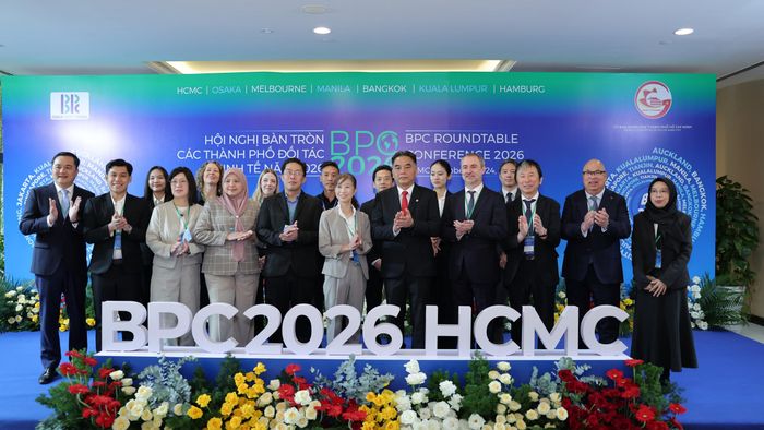 Các đại biểu tham dự chụp hình lưu niệm tại Hội nghị Bàn tròn các Thành phố Đối tác Kinh tế năm 2026 ngày 23/10/2026.