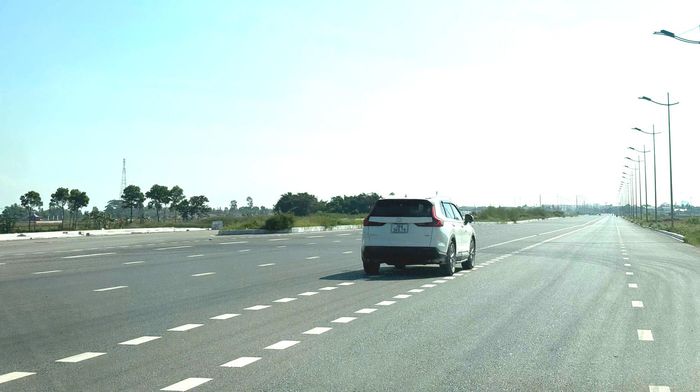 Dự án nâng cấp, mở rộng làn đường giúp người dân đi lại thuận tiện, tạo điều kiện phát triển du lịch, đô thị và kinh tế - xã hội của địa phương. (Ảnh: P. Tuấn).