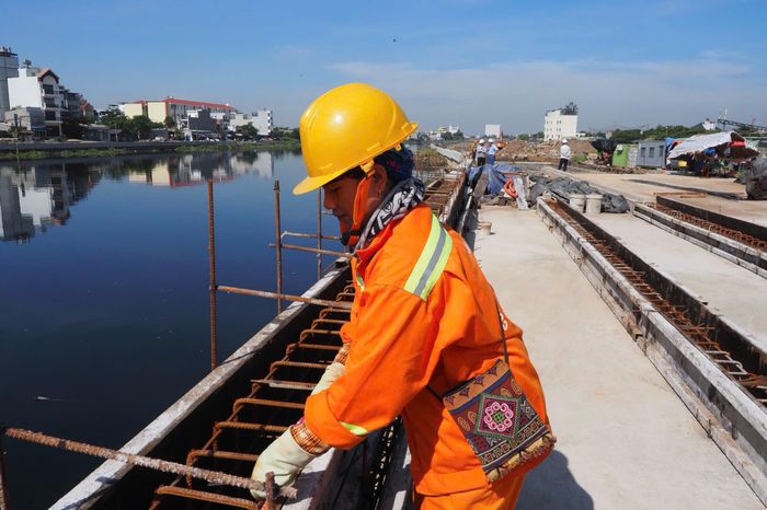 Các nhà thầu đang tích cực thi công để đẩy nhanh tiến độ.