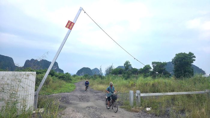 Toàn bộ dự án đã được chủ đầu tư quây tôn, nhưng vẫn để lối đi lại cho người dân địa phương di chuyển ra khu vực neo đậu tàu thuyền để phục vụ hoạt động đánh bắt thủy sản.