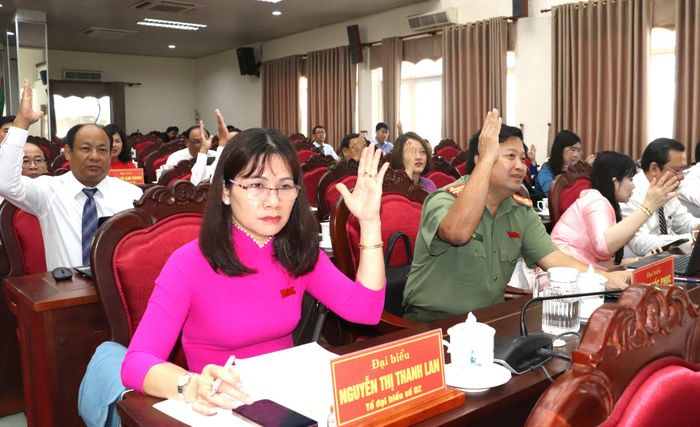 Các đại biểu HĐND tỉnh Vĩnh Long biểu quyết thông qua các Nghị quyết.
