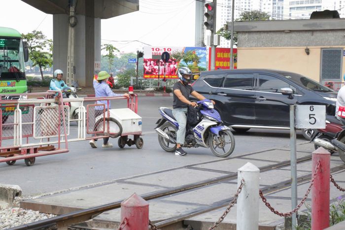 CSGT Hà Nội sẽ tăng cường xử lý phạt nguội ô tô, xe máy vi phạm an toàn đường sắt.