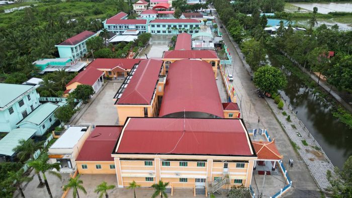 Trụ sở Đảng ủy, HĐND, UBND và khu thiết chế văn hóa tại xã Vĩnh Phú Đông cũ được cải tạo Trường Tiểu học Vĩnh Phú Đông, Trường THCS Vương Hữu Nhơn và Trường Mầm non Vĩnh Phú Đông.