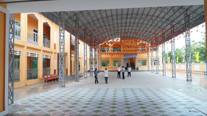 Sân trường cải tạo 3 trụ sở khá rộng phù hợp vui chơi của các em sinh trong giờ giải lao. 