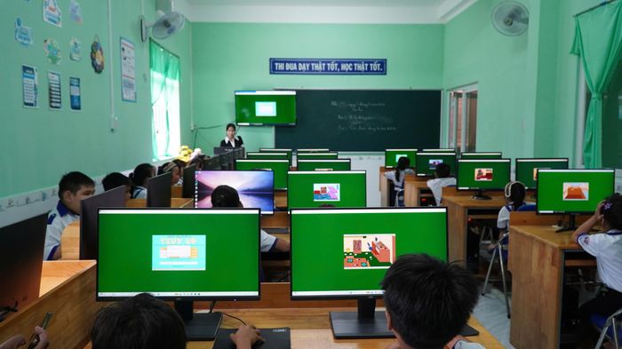 Giờ học vi tính tại Trường tiểu học Vĩnh Phú Đông sau khi chuyển đổi công năng trụ sở dôi dư.