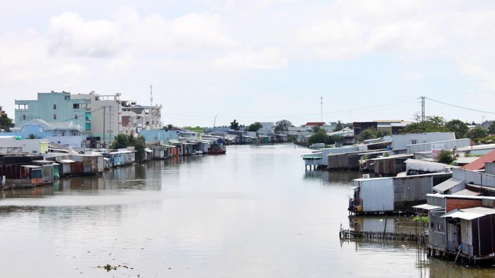Việc triển khai Đề án chống ngập úng kết hợp chỉnh trang, di dời nhà ở ven sông tại các đô thị trung tâm không chỉ là giải pháp cấp bách trước mắt mà còn là nhiệm vụ mang tính sống còn đối với sự phát triển bền vững của tỉnh Cà Mau.
