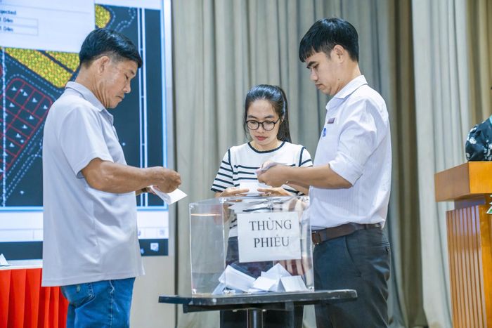 Người dân lần lượt bốc thăm đất tái định cư sớm ổn định cuộc sống.