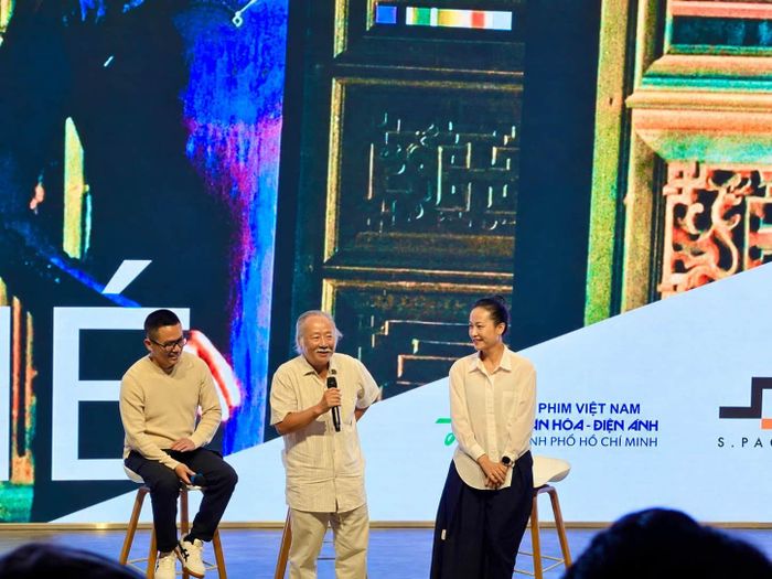 Đạo diễn Nguyễn Vinh Sơn (ở giữa) cùng diễn viên Hồng Ánh (bìa phải), nhà phê bình điện ảnh Lê Hồng Lâm tại một sự kiện về phim ảnh.
