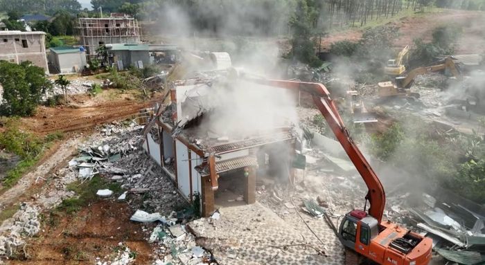 Sau khi lực lượng chức năng di dời tài sản ra khỏi nhà, đơn vị thi công đã đưa máy móc tới giải phóng mặt bằng. (Ảnh: Hội đồng GPMB xã Nam Đàn)