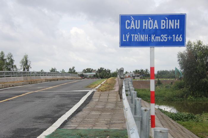 Cầu Hòa Bình trên tuyến ĐT845 đã làm xong, lắp biển báo hoàn chỉnh.