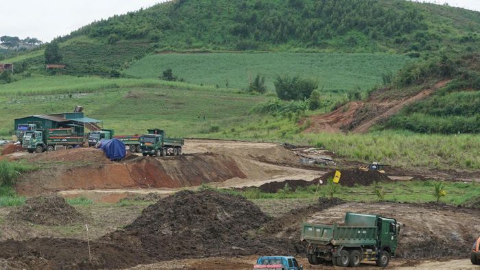 Các phương tiện, máy móc thi công đào đắp nền đường tại dự án cao tốc Quy Nhơn - Pleiku.