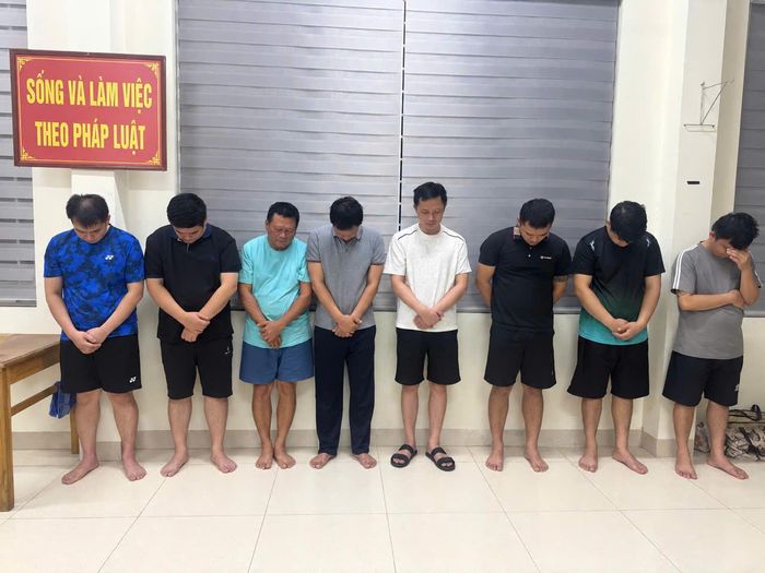 Nhóm đối tượng bị khởi tố, tạm giam (từ trái sang phải): Hoàng Văn Dũng, Hoàng Minh Tưởng, Đỗ Văn Hùng, Nguyễn Văn Tình, Trần Anh Hào, Hoàng Văn Nam, Hoàng Văn Đạt.