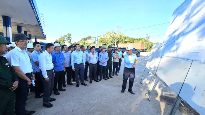 Ông Chu Văn Long, Giám đốc điều hành Ban QLDA mở rộng cao tốc Cam Lộ - La Sơn báo cáo tiến độ dự án với Thứ trưởng Bộ Xây dựng và đoàn công tác.