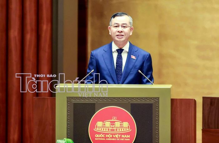 Bộ trưởng Bộ Tài chính Ngô Văn Tuấn trình bày tờ trình về các dự án Luật. Ảnh: Đức Thanh