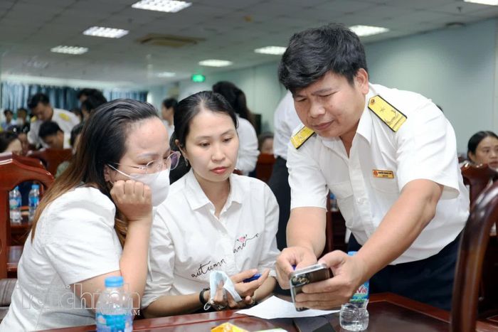 Cán bộ Thuế TP. Hồ Chí Minh hướng dẫn người nộp thuế thực hiện kê khai trên hệ thống qua điện điện thông minh. Ảnh: Việt Dũng.