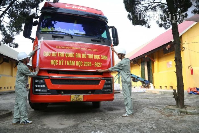 Chi cục DTNN khu vực I đã xuất cấp, vận chuyển, và bàn giao nhận gần 2.570 tấn/hơn 4.733 tấn gạo dự trữ quốc gia hỗ trợ học sinh học kỳ I năm học 2026 - 2027.