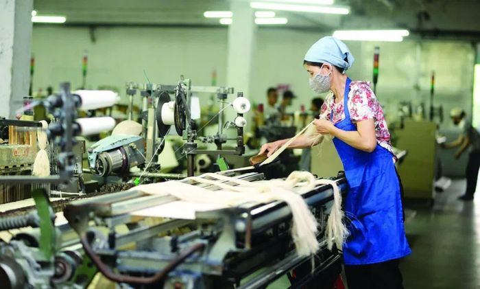 Công nhân tại nhà máy Dệt - Tổng Công ty CP Dệt may Nam Định. Ảnh: Nam Cao