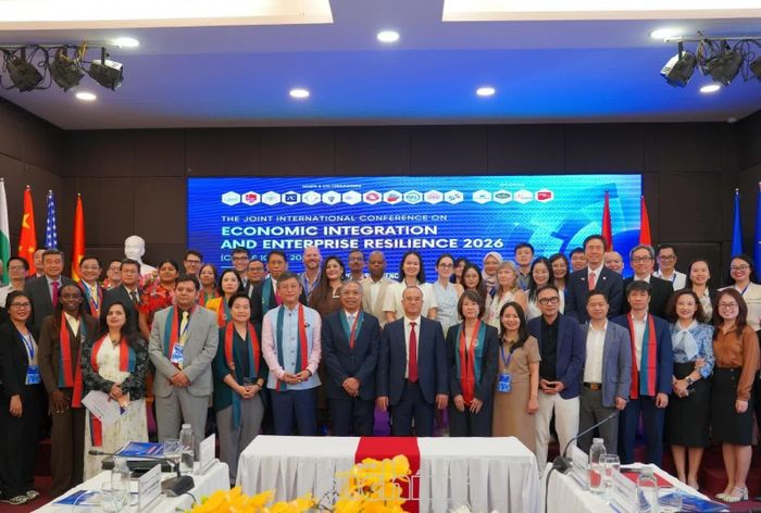 Diễn giả từ các trường, Đại sứ quán, doanh nghiệp tham dự hội thảo. Ảnh: LV