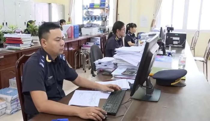 Cán bộ hải quan rà soát tờ khai xuất khẩu chống thất thu thuế. Ảnh: Hồng Vy