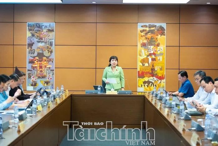 Các đại biểu phát biểu tại tổ 5. Ảnh: Đức Thanh