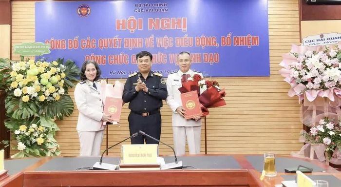 Cục trưởng Nguyễn Văn Thọ trao quyết định điều động, bổ nhiệm cho bà Phạm Thị Thu Hương và ông Dương Xuân Sinh. Ảnh: Cục Hải quan
