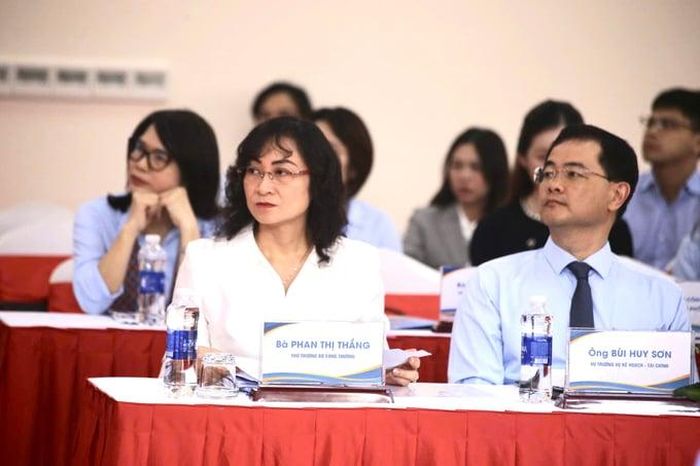  Thứ trưởng Bộ Công Thương Phan Thị Thắng tham dự hội nghị ngành Công Thương các tỉnh, thành phố khu vực phía Nam năm 2026. 