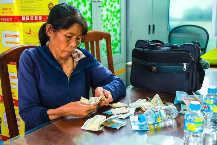 Bà Trần Thị Lánh tại buổi làm việc với cơ quan chức năng; số tiền được ghi nhận trong quá trình kiểm tra đang được làm rõ nguồn gốc.