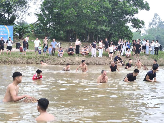 Không khí diễn ra sôi nổi tại lễ hội Đả Ngư  