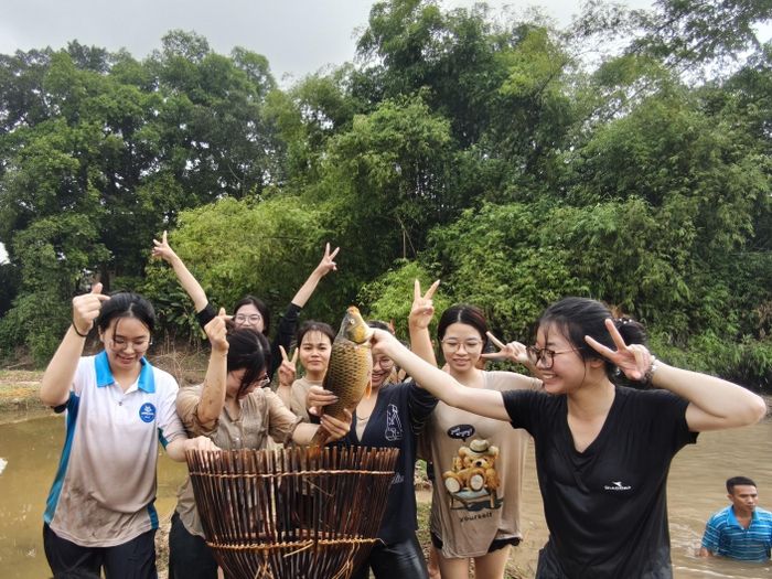 Thành quả của nhóm sinh viên khi lần đầu trải nghiệm bắt cá ở lễ hội