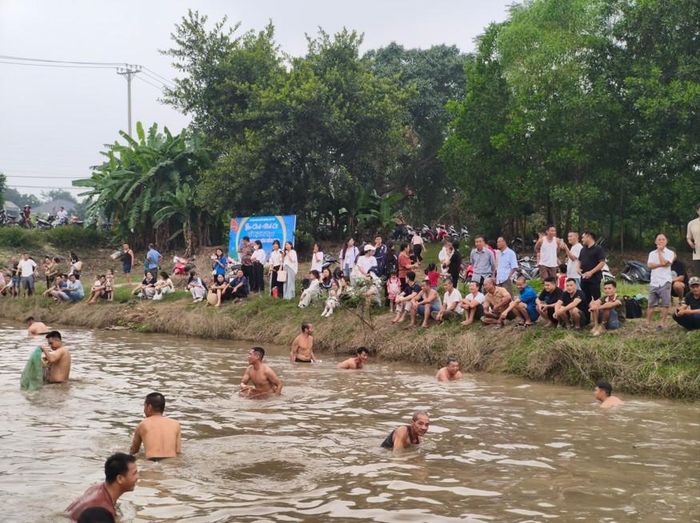 Người dân và du khách nhiệt tình hỗ trợ nhau bắt cá
