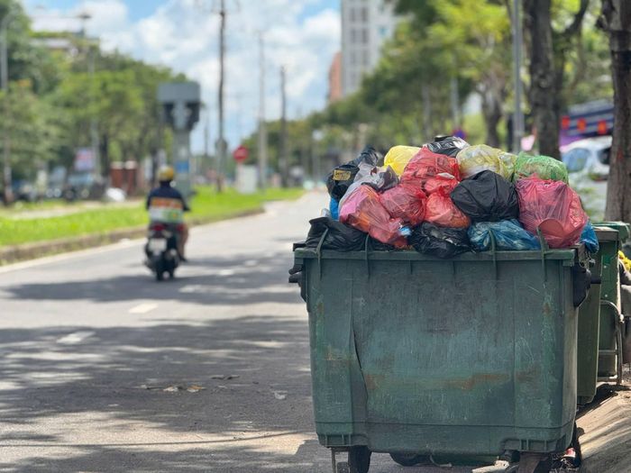  Điểm tập kết rác tạm trên đường Đinh Liệt, phường An Khê 