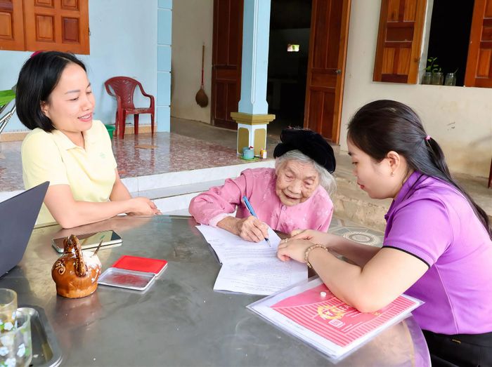 Hỗ trợ người cao tuổi thực hiện thủ tục hành chính tại nhà ở xã Hương Bình. Ảnh: TT Hương Bình