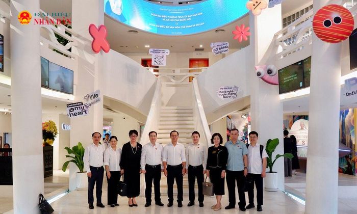 Ủy ban Văn hóa và Xã hội khảo sát tại Công ty CP DatViet VAC Group Holdings. Ảnh: Lê Hoa