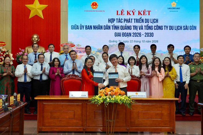 Chủ tịch UBND tỉnh Quảng Trị Bùi Hoàng Phương và Chủ tịch Hội đồng thành viên Saigontourist Group Nguyễn Thị Ánh Hoa đại diện ký kết bản ghi nhớ. Ảnh: Khánh Trinh